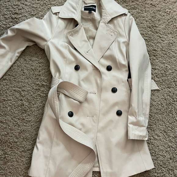 It’s Windbreaker, waterproof, simple style - Picture 2 of 4